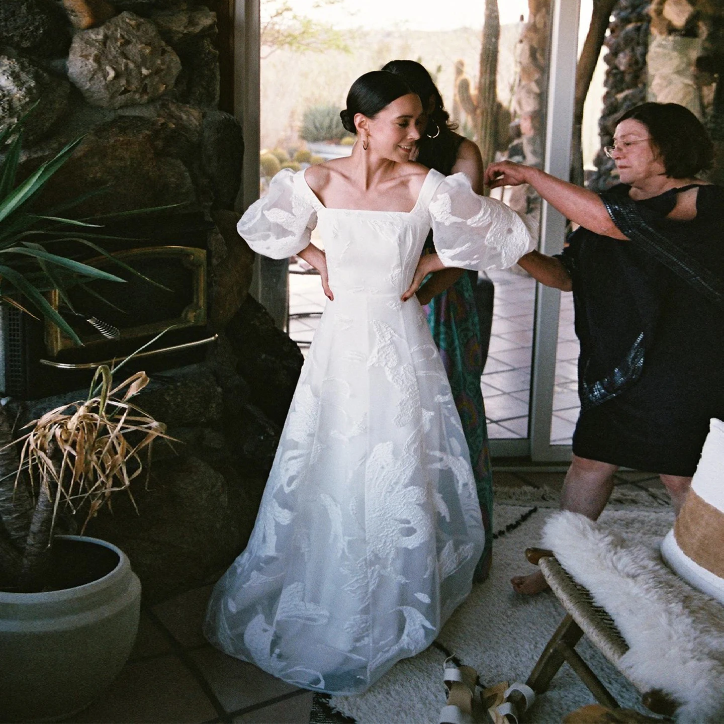 

Элегантное свадебное платье из органзы с квадратным вырезом и пышными рукавами для невесты, А-силуэт, длина в пол, со шлейфом, на заказ