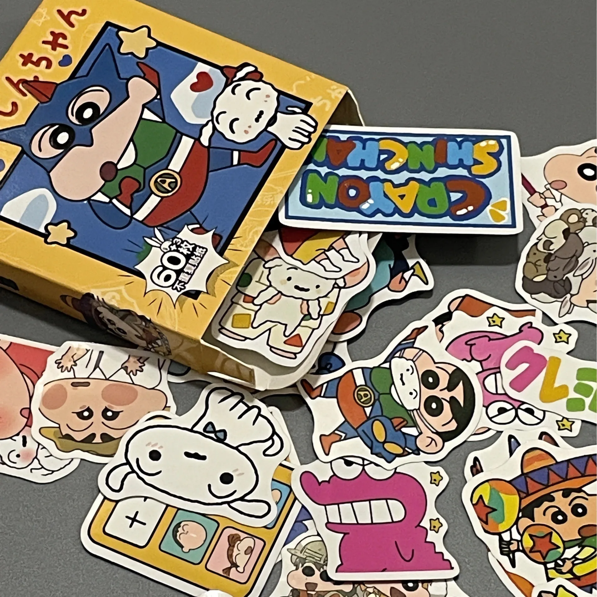 Crayon Shin-chan pegatinas bonitas de dibujos animados, juguete de periferia Kawaii, adorno para maletero, cuaderno, Cuenta de mano, decoración