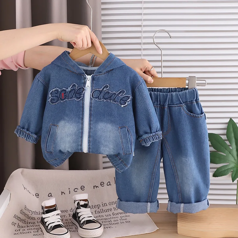 Komplety ubranek dla niemowląt na wiosnę i jesień, modne kurtki dżinsowe z kapturem i spodnie z napisami, 2-częściowe zestawy ubrań dla dzieci.