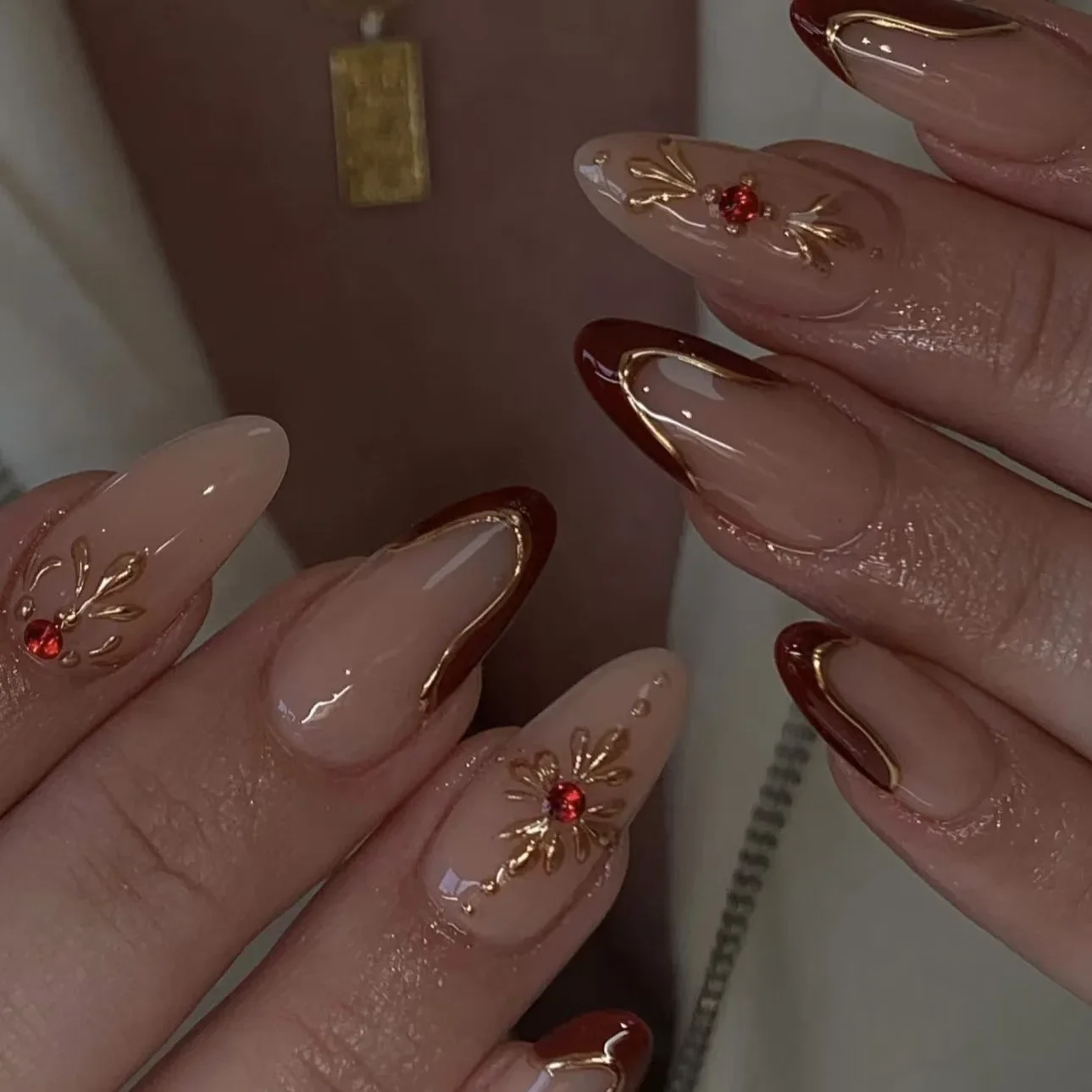 24 pçs unhas falsas francesas com design de amêndoa destacável irregular linha de ouro unhas falsas glitter diamante acrílico imprensa em unhas dicas