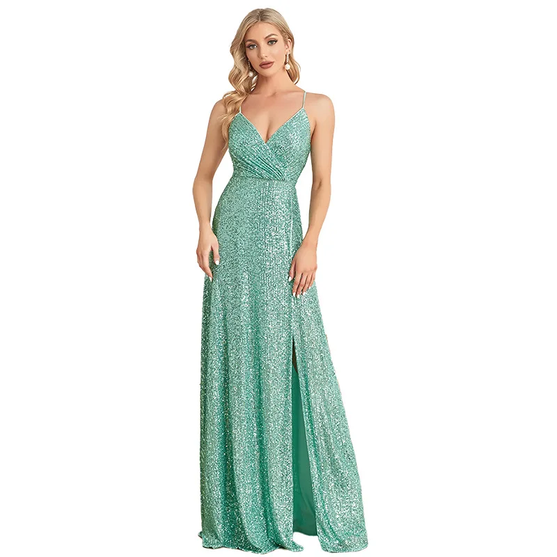 Abito a sirena verde menta con scollo a V, spalline sottili, paillettes glitterate su tutta la superficie, vita incrociata sul davanti e spacco laterale, strascico lungo, per gala e cocktail
