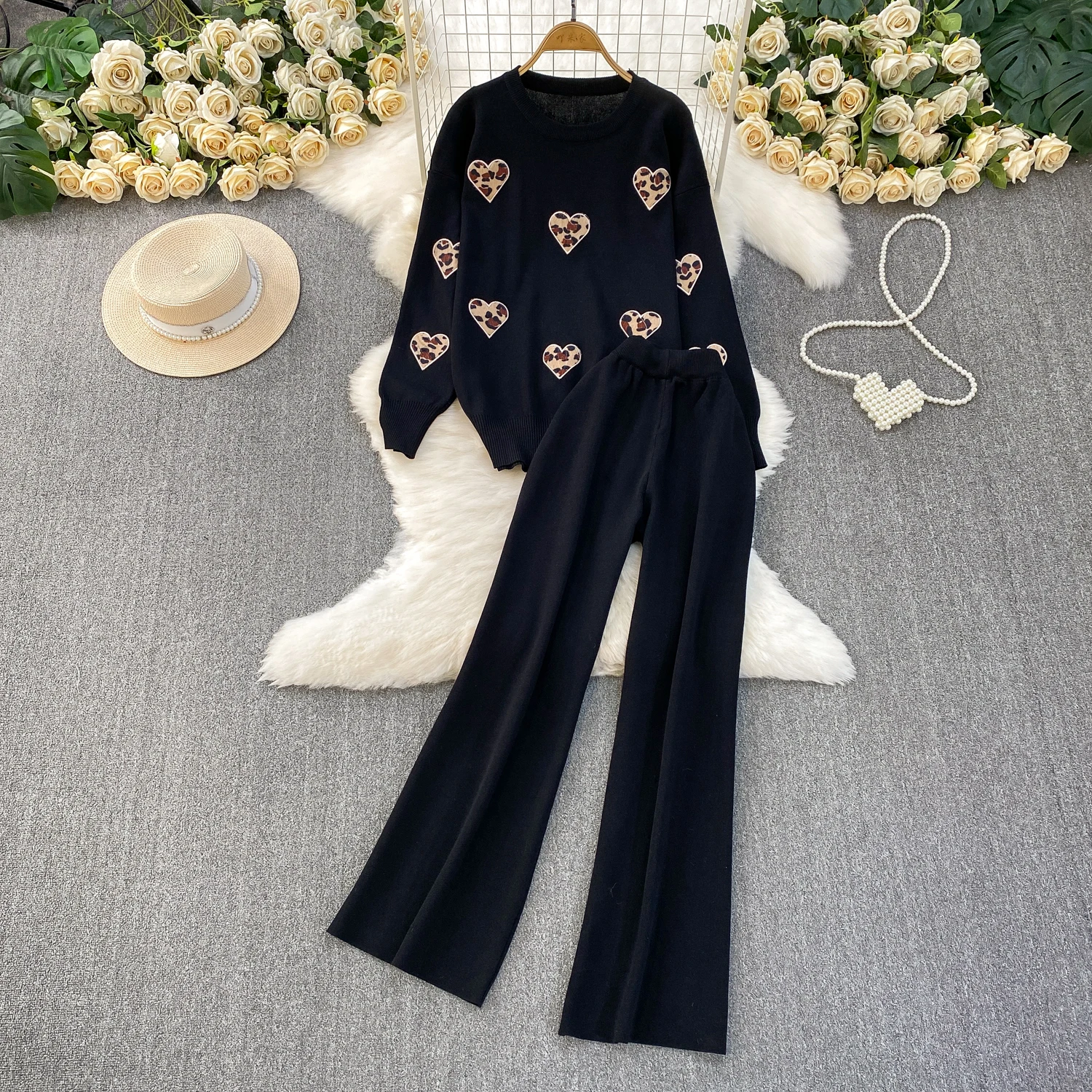 ALPHALMODA 2025, Leoparden-gestickte Liebe, Rundhalsausschnitt, Pullover-Oberteil + hohe Taille, gerade Strickhose, Damenmode 2-teiliger Anzug