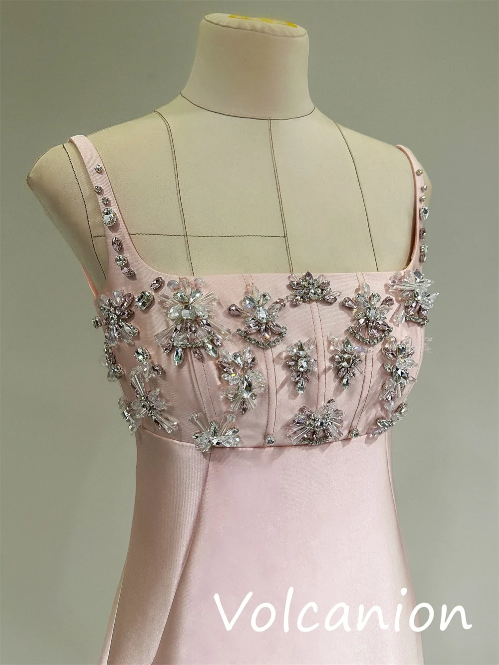 Abiti lunghi personalizzati in stile cinese Charmeuse con paillettes a trapezio con scollo quadrato Occasioni su misura squisite