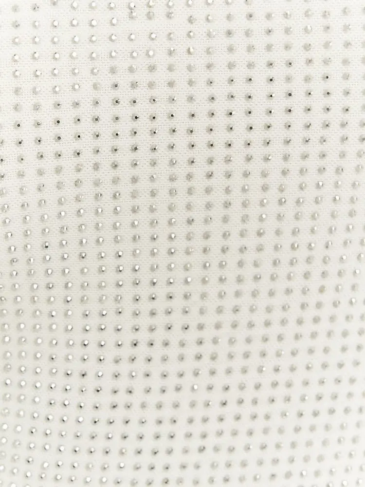 توب نسائي صيفي أنيق بتصميم نورديك، قطعة واحدة بياقة دائرية مزينة بالأحجار الكريمة، تصميم عصري ومتين