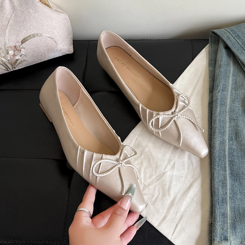 الترفيه مضخات النساء الأساسية الانزلاق على مربع منخفضة الكعب أشار تو أحذية امرأة الصلبة فراشة عقدة النساء مضخات حجم كبير