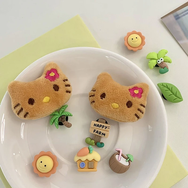 Sanrio 10ชิ้นแฟชั่นน่ารักๆตกแต่ง sepatu KITTY สไตล์ฮาวายลาย Hello เครื่องประดับ DIY เสน่ห์สำหรับรองเท้าไม้รองเท้าแตะรองเท้าการ์ตูน