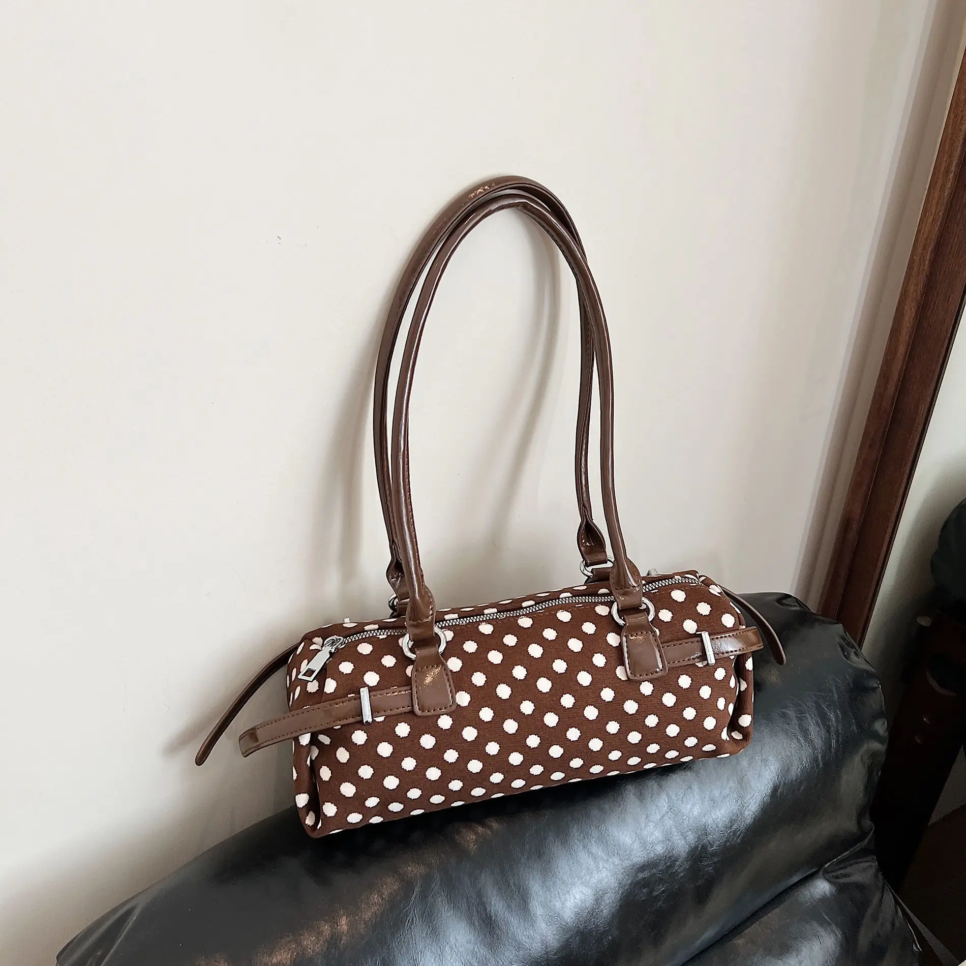 Cross Border Wholesale Ins Polka Dot Design Sausage Handbag New Niche High-end Pillow Bag Fashion Women's Armpit Shoulder Bags