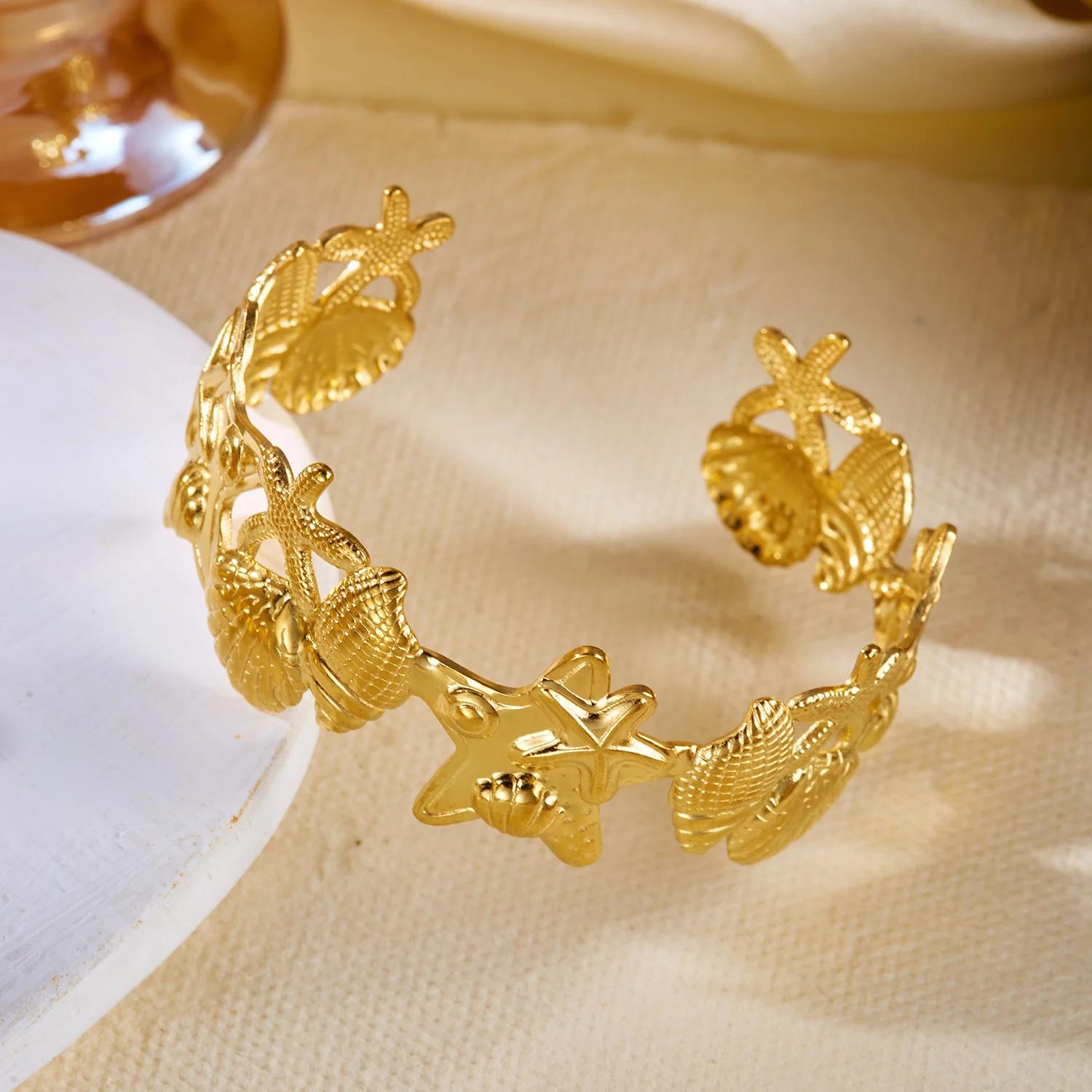 Strukturiertes Muschel-Seestern-Armband aus Edelstahl für Damen, Boho Geometrischer Ausschnitt-Manschettenarmreif, Resort-Urlaubsschmuck – Detail 8