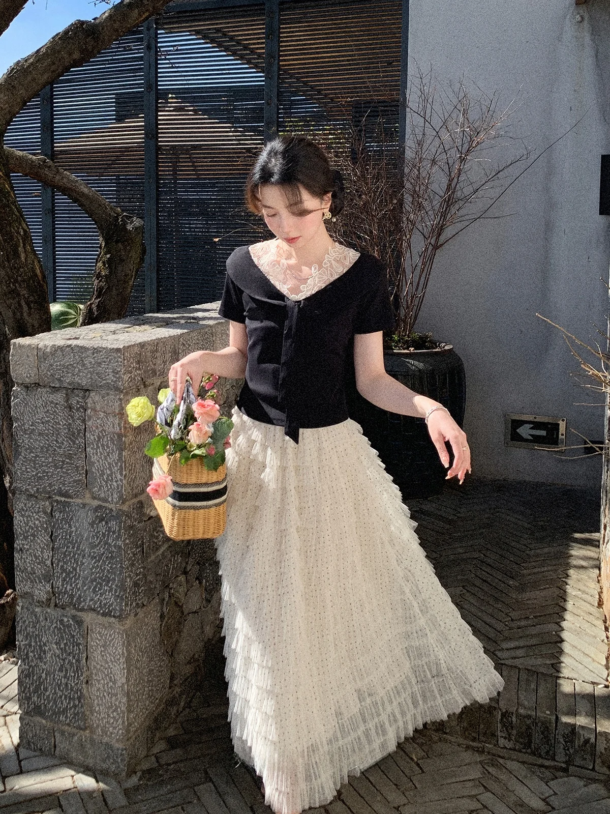 

Элегантная черная кружевная футболка с V-образным вырезом и короткими рукавами, женский облегающий летний топ от Deer Auntie Zhuo Uncle Lan Yousu Guo