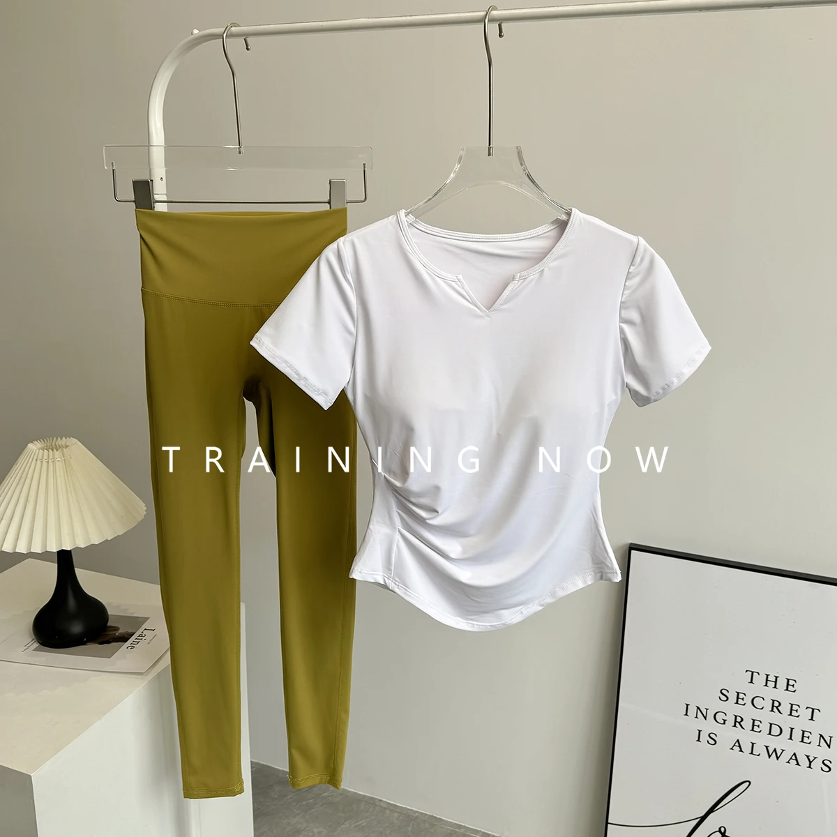 

Yoga suit set with chest pad for women in summer slim fit and slim running quick-drying short-sleeved fitness exercise