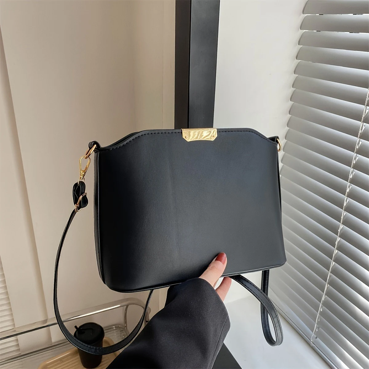 Classic Women's Solid Faux Leather Shoulder Bag Adjustable Straps Stylish Shell Shape Crossbody Bag Zipper Closed Unlined Inside