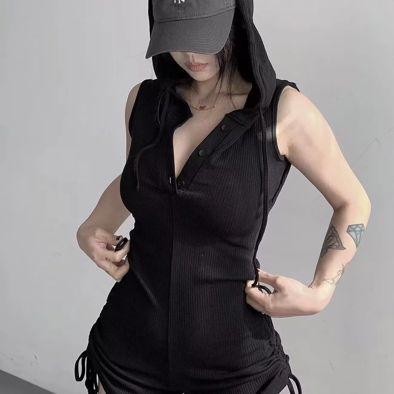 Body damskie, niewidoczne, z okrągłym dekoltem, miękkie, codzienne, dopasowane, kompresyjne, z nadrukiem, z wbudowanym biustonoszem, modelujące, dzianinowe, brokatowe, designerskie.