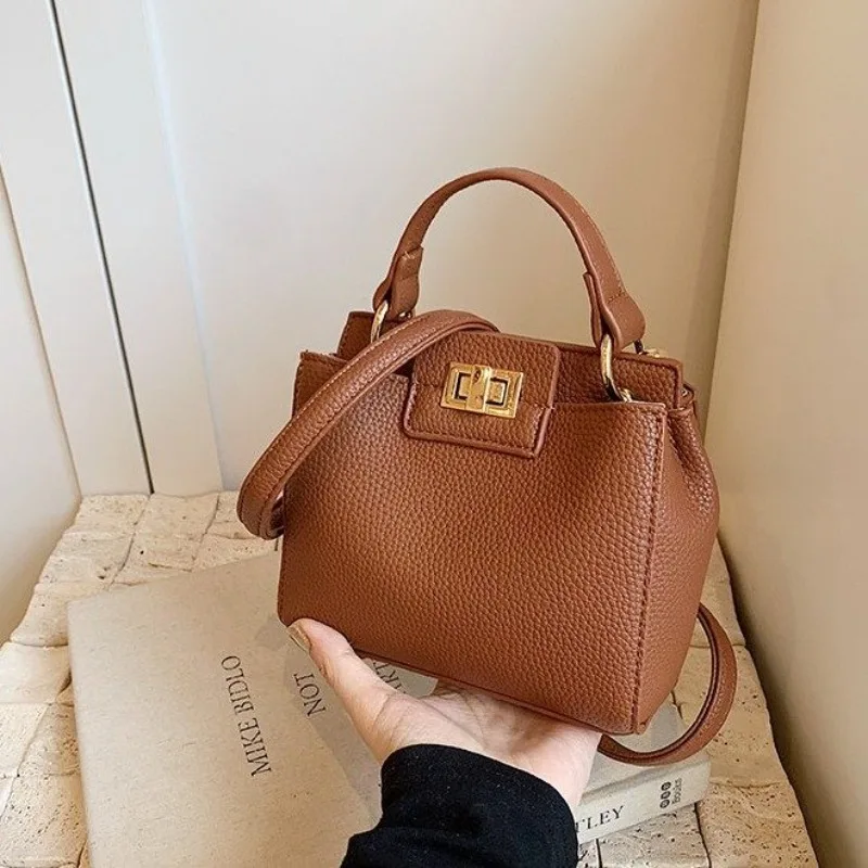 

Unique Designer Paris Fashion Tote Bag Women Elegant With Solid Color Letter Logo And Vintage Crossbody Strap
