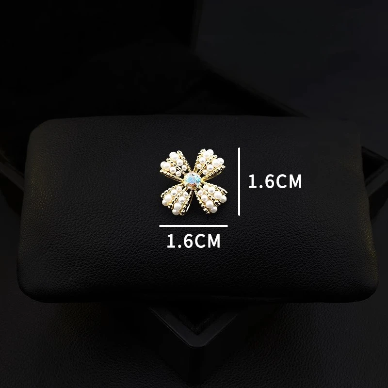 Retro Clover Flower Brooch for Women Suit Fashion Small Pearl Leaf Collar Pin Lapel Buckle Clothing Accessories Jewelry 1786