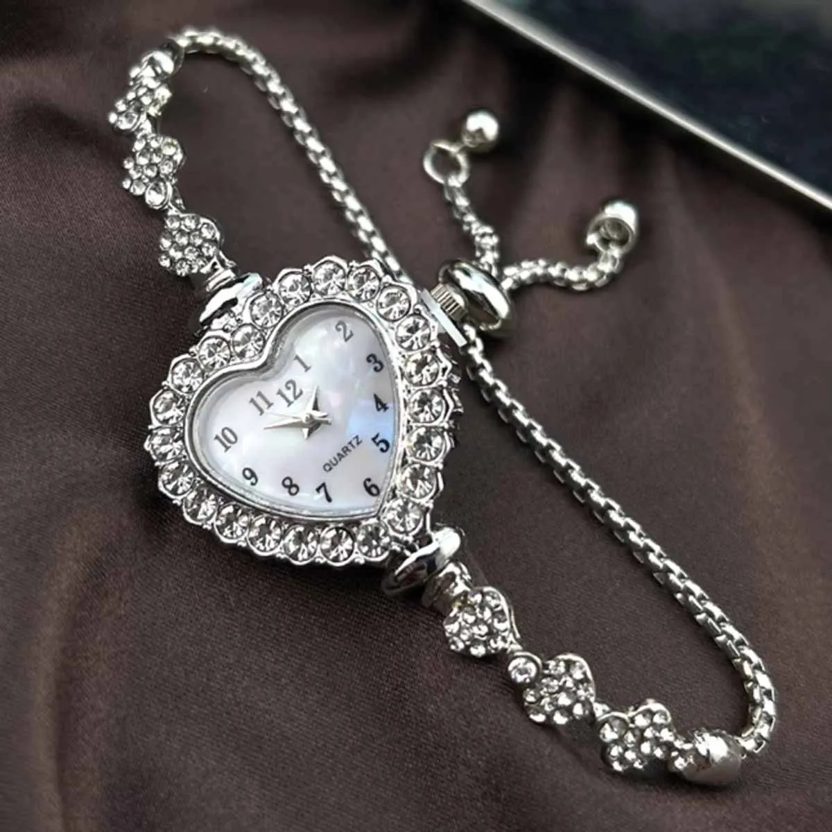 New Fashion Heart-shaped Ribbon-Strap Diamond-Studded Flower Watch for Women with Adjustable Bracelet