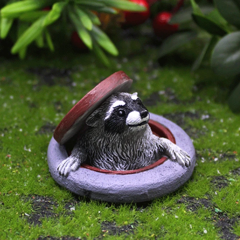 Waschbär-Figur unter Schachtdeckung, Kunstharz, Tierskulptur, Miniatur-Landschaft für Garten- und Hofdekoration