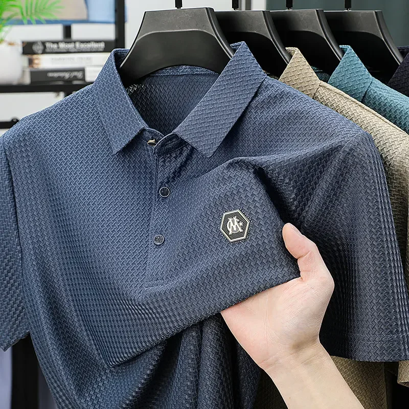 

New Men's Business Casual Short Sleeved Shirt with Badge Solid Color Polo Shirt Fashionable Breathable Comfortable Versatile Top