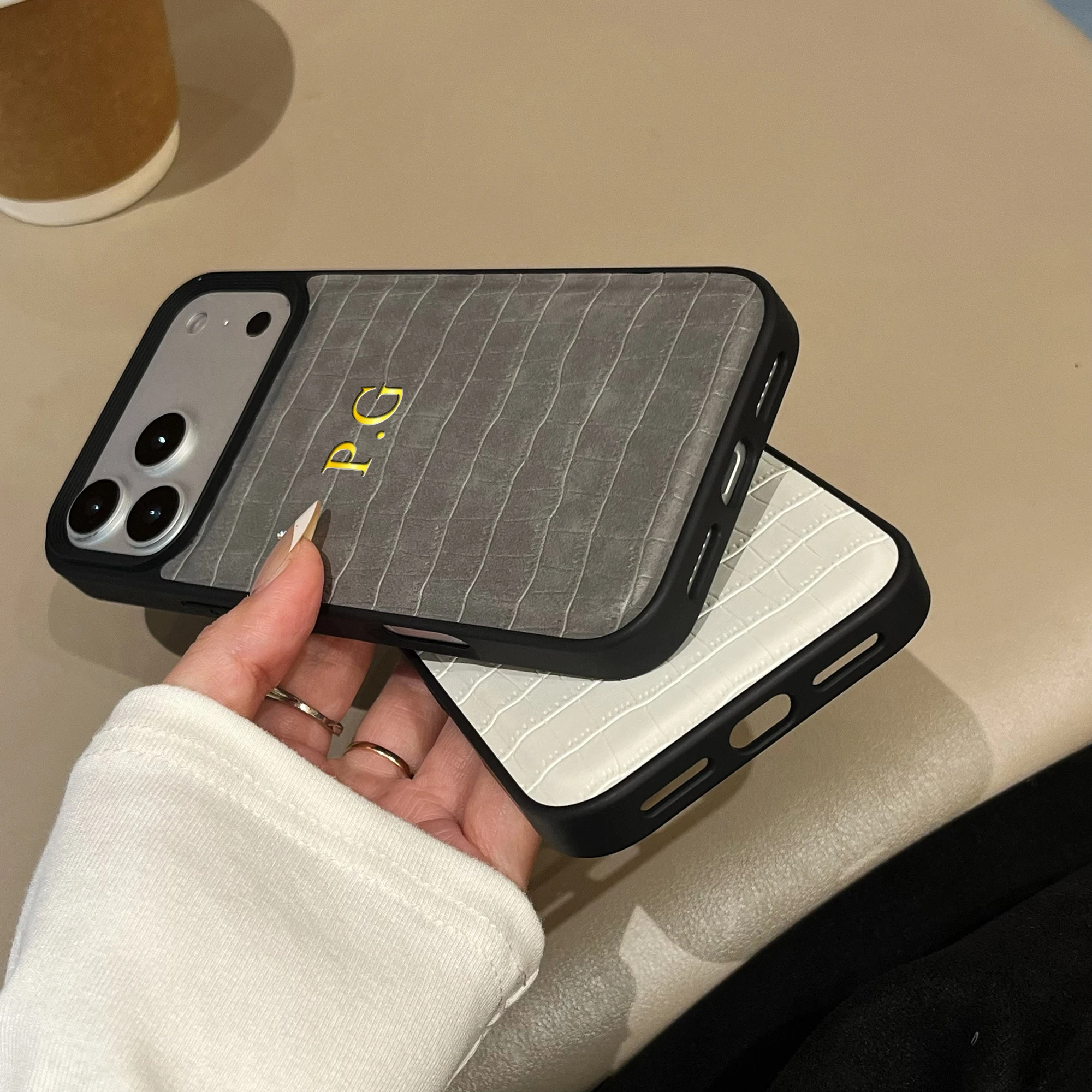 Maßgefertigte Luxus-Hülle mit Krokodilmuster aus Kunstleder für iPhone 18 17 16 15 14 13 12 11 Pro Max Plus Air mit Heißgoldfolienprägung – Detail 6