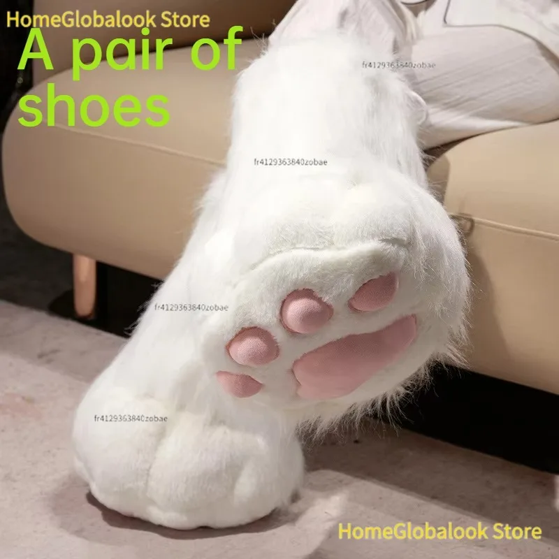 Un paio di scarpe: simpatiche pantofole con motivo a zampa di cartone animato, soffici e calde, ideali per l'inverno, realizzate in morbida pelliccia sintetica, antiscivolo, perfette per la casa, per