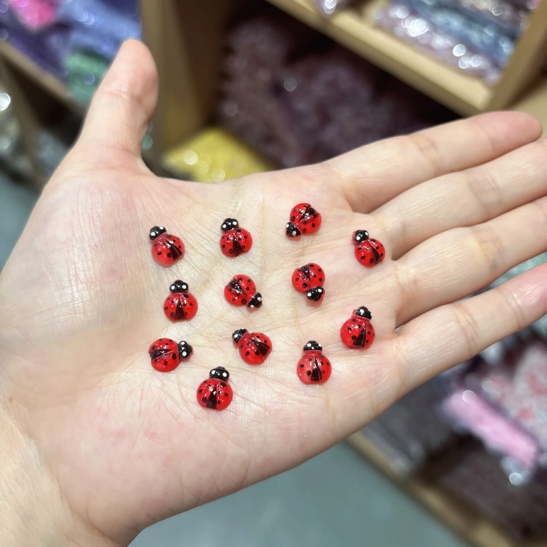 50 szt. Ozdób do paznokci w kształcie biedronki - trójwymiarowe czerwone żywiczne żuki do fantazyjnych manicure DIY