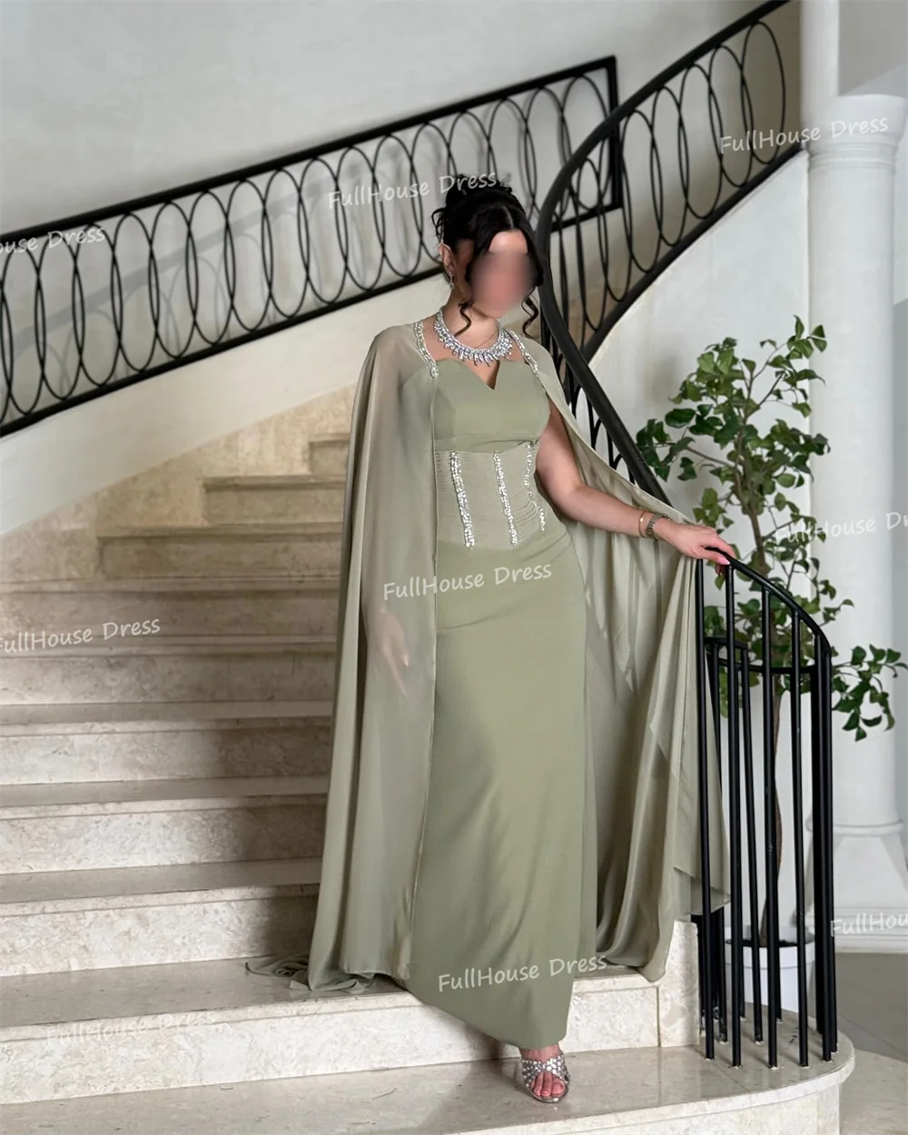 فستان سهرة مصنوع حسب الطلب بأشرطة سباغيتي عالية الجودة من الشيفون بدون ظهر بطول الأرض مطرز بالخرز فستان سعودي مع كيب