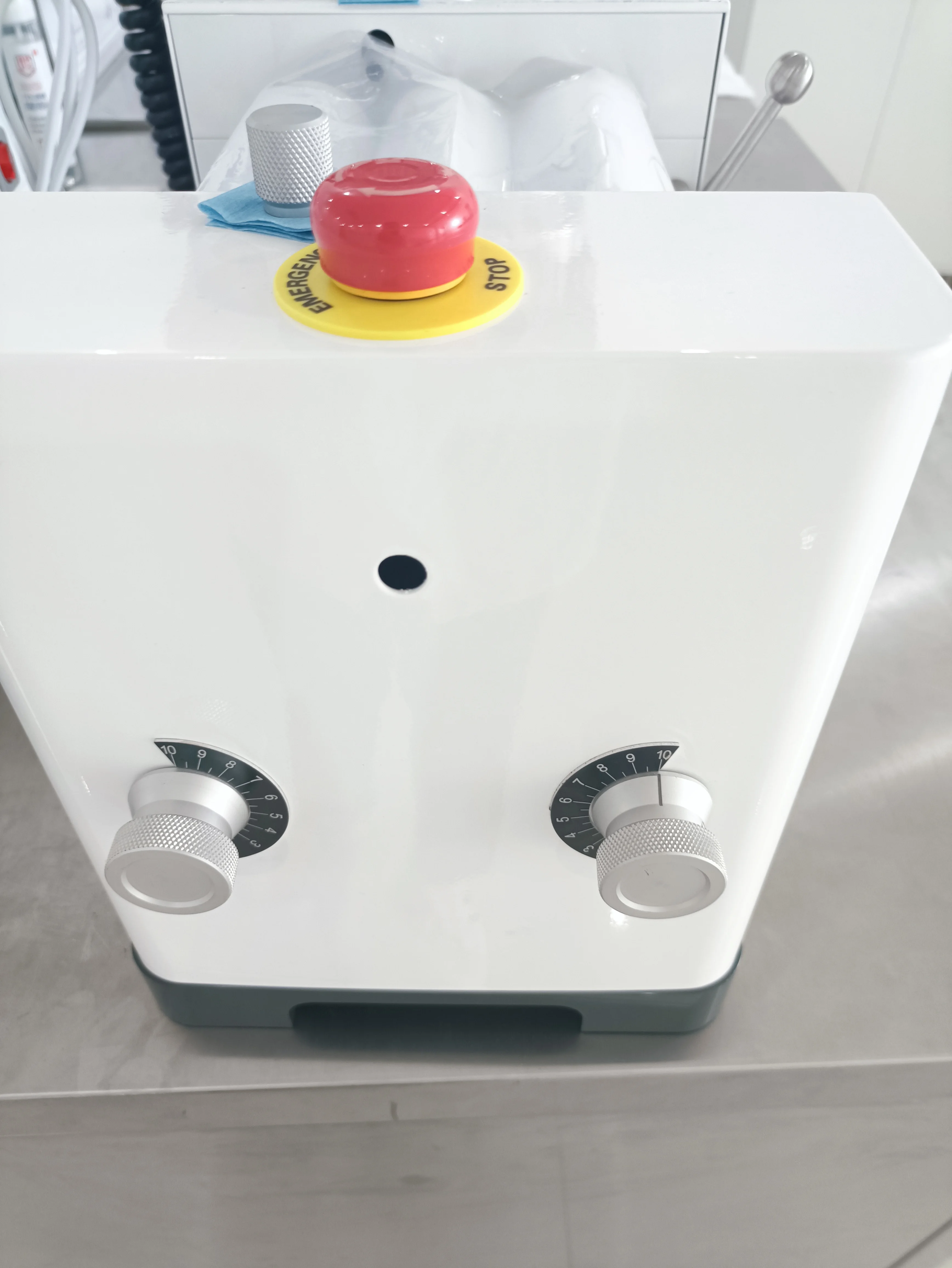 مطحنة سيراميك مختبرية ثلاثية الأدوار مع محمل ومعدات لمعالجة مسحوق مستحضرات التجميل وأحمر الشفاه والصابون