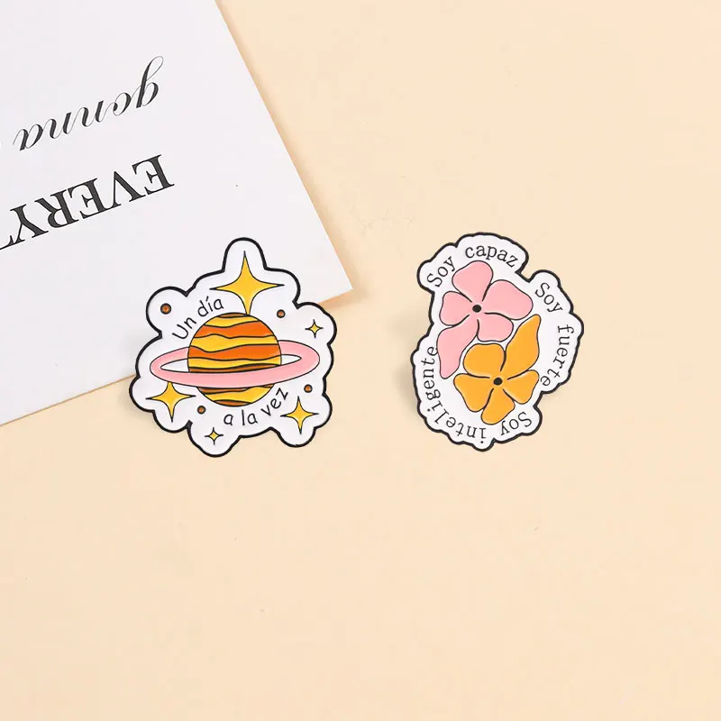 Spanisches, lustiges Zitat, Emaille-Anstecker, niedliches Cartoon-Design, inspirierende lateinische Phrase, dekorative Brosche, Schmuck, Geschenk für Freunde. – Detail 2