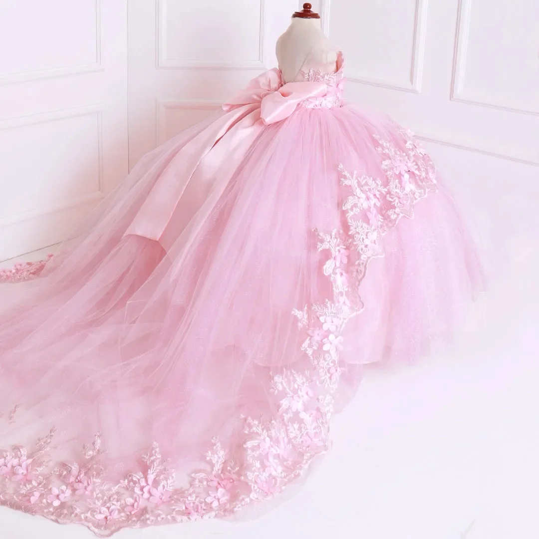 Hellrosa Blumenmädchenkleid für Hochzeiten mit Stickerei und Blumenapplikationen, Bodenlang mit Schleife, Elegantes Prinzessinnen-Ballkleid nach Maß