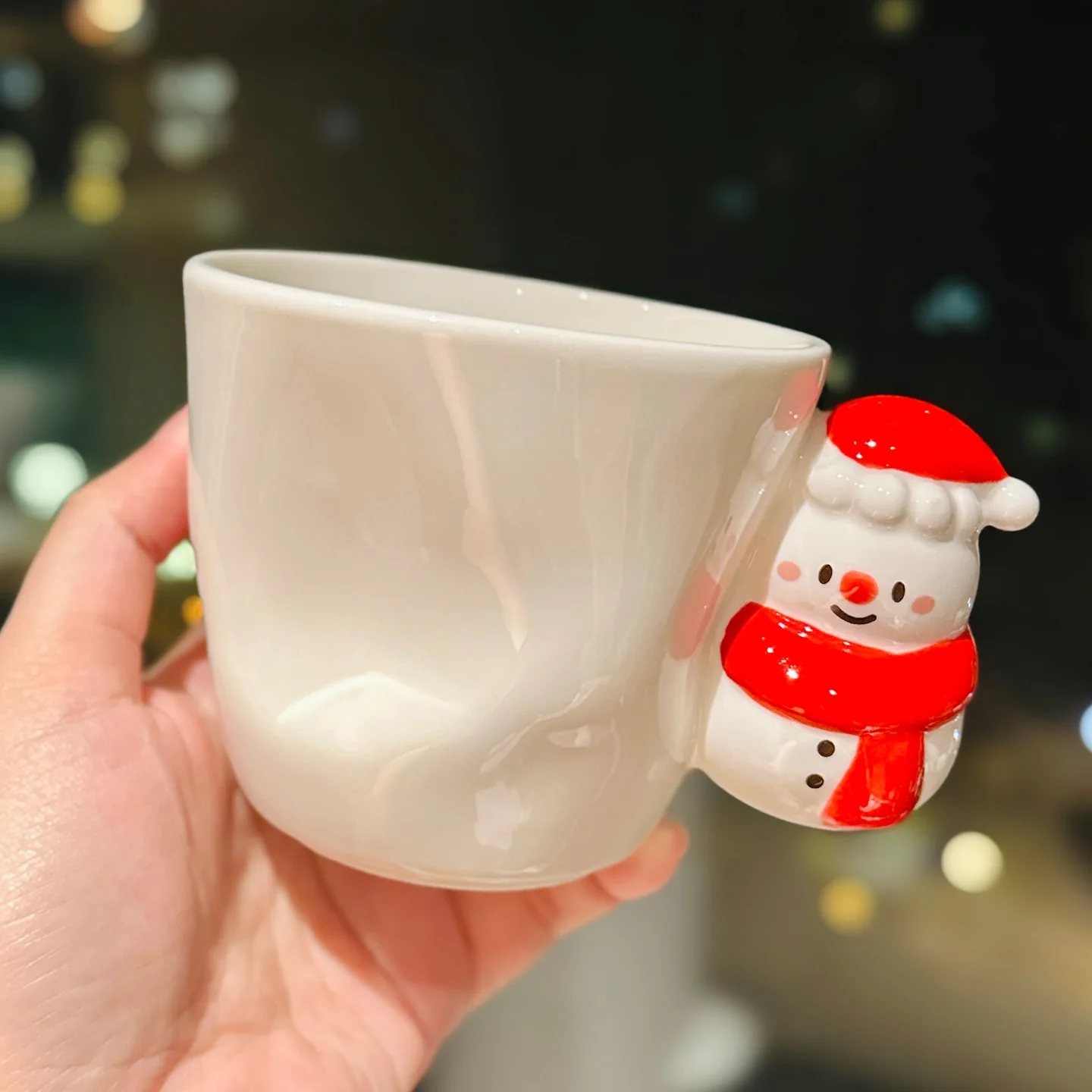 

Креативная керамическая кружка с 3D-изображением снеговика и ручкой в виде рождественской елки — идеальный рождественский подарок для него