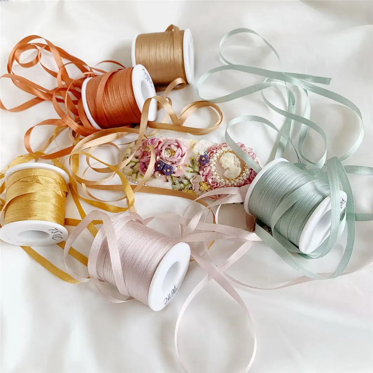 2MM 4MM 7MM Panton Colours 100% Pure Mulberry Silk Embroidery Ribbons Handcraft Supply Double Faced Thin Taffeta Trim