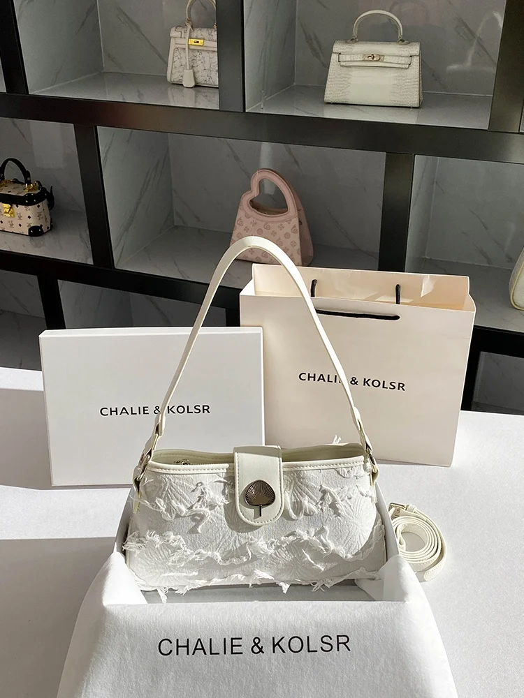 borsa-a-tracolla-in-tela-con-nappe-in-denim-stile-retro-modello-french-bread-chaliekolsr-nuova-collezione-primavera-2026-borsa-piccola-funzionale-di-alta-gamma