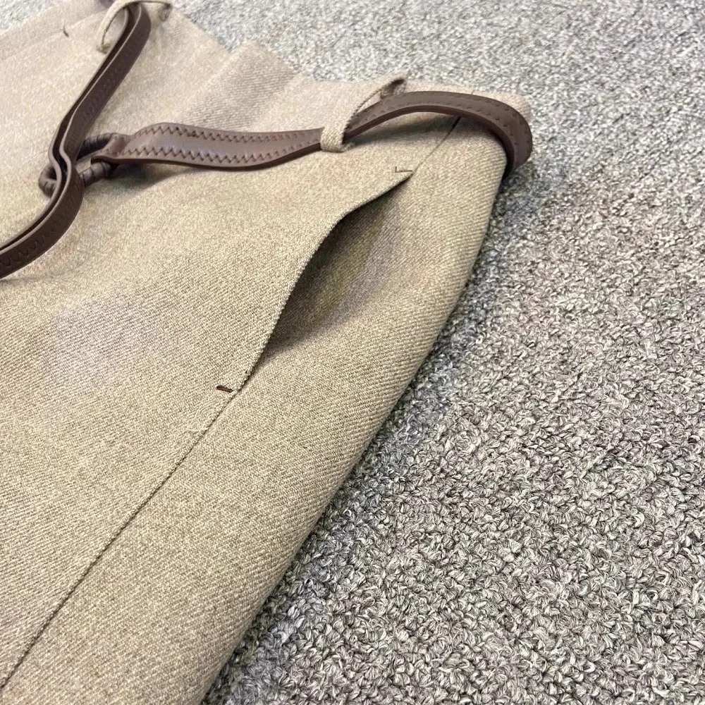 شورت شتوي جديد عالي الجودة 2025 تصميم عصري للنساء حزام مطرز بغرز مرقع عالي الخصر كاكي شورت صوف رمادي داكن #5