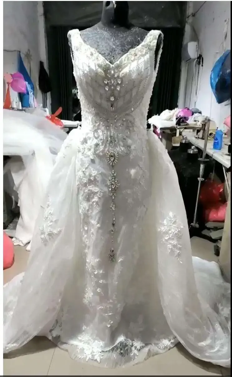 Vestido de novia de sirena blanco con cuello en V, cola de barrido de lentejuelas de cristal de encaje 3d con cuentas africanas brillantes de lujo personalizado, tren desmontable