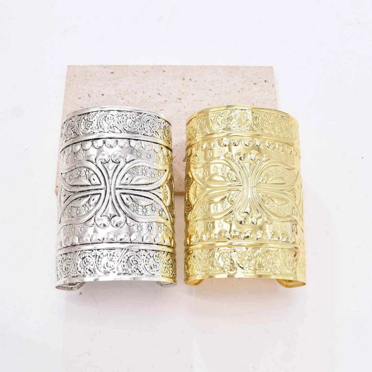 Bracciale con fiore intagliato - Women Fashion Pakistan recensione e prezzo