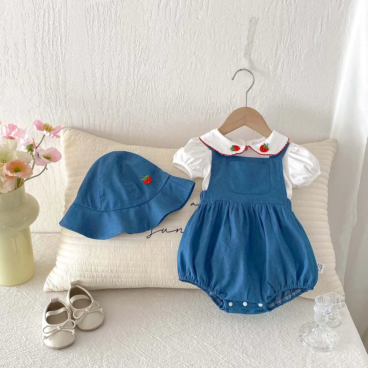 

Новинка лета 2026: Детский комплект одежды в ковбойском стиле для девочек — топ с воротником-стойкой и клубничным принтом, стильная одежда для малышей