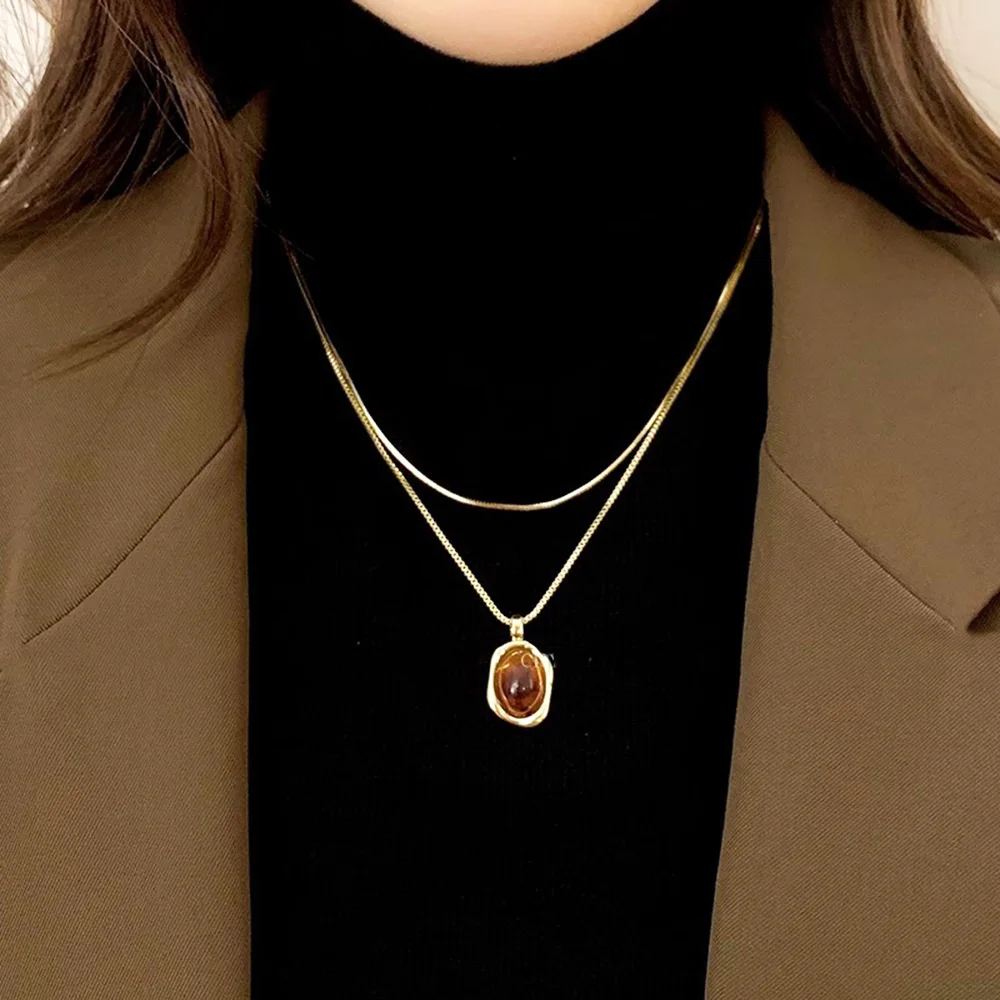 

Hot Selling Amber Stone Pendant Gold Necklace for Women Fashion Sweater Chain Light Luxury Niche Choker New Year Gift