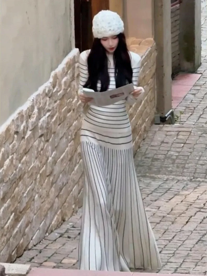 

Новый корейский модный комплект из двух предметов: элегантный вязаный топ с длинными рукавами и круглым вырезом + облегающая длинная юбка.