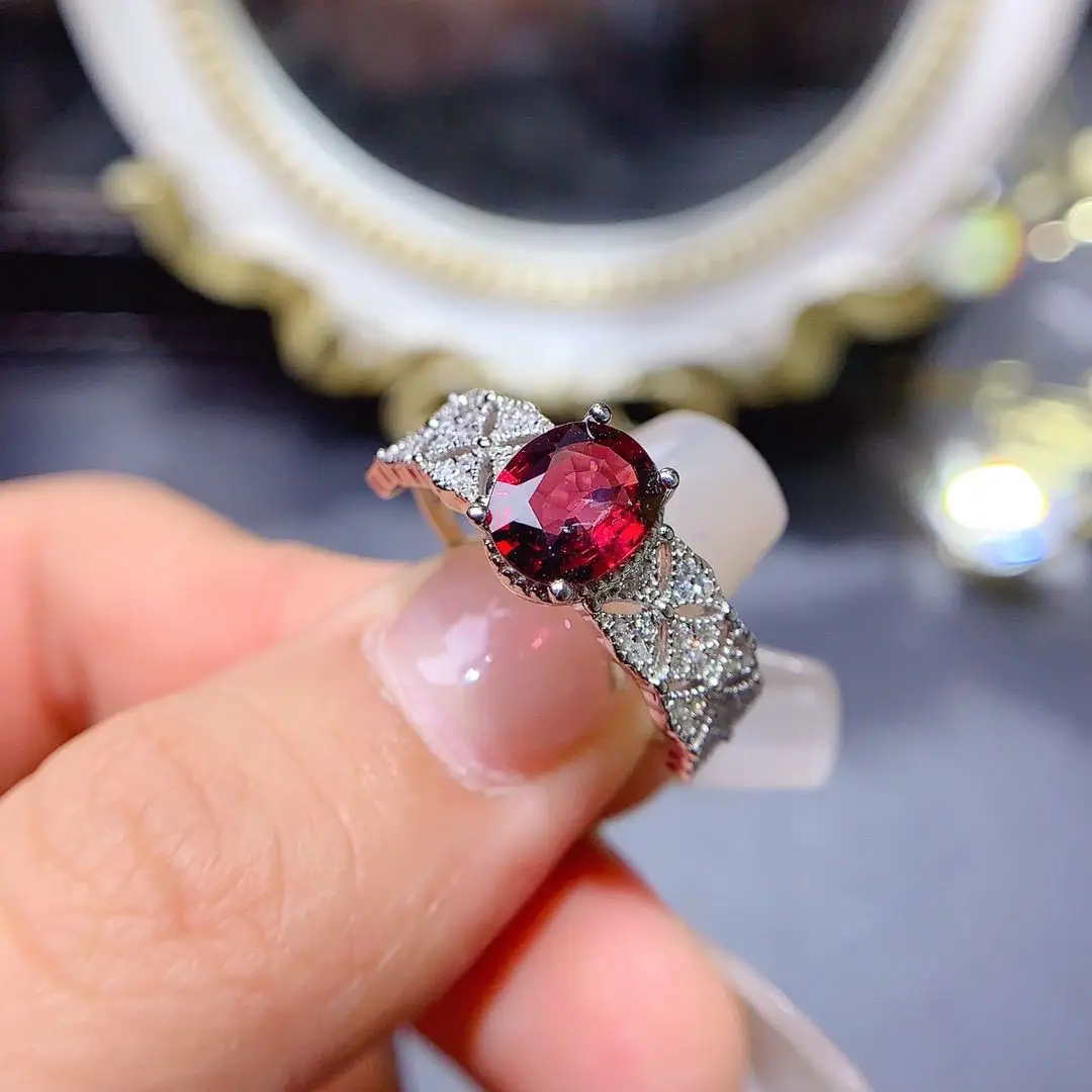 

Pure natural garnet pigeon blood red ring, white gold color does not fade, whole body luxury and exquisite temperament