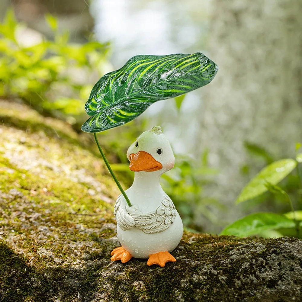 

Durable Cartoon Umbrella Holding Duck Statue Resin Decorative Leaf Duck Figurine Handmade Garden Animal Statue Indoor Outdoor