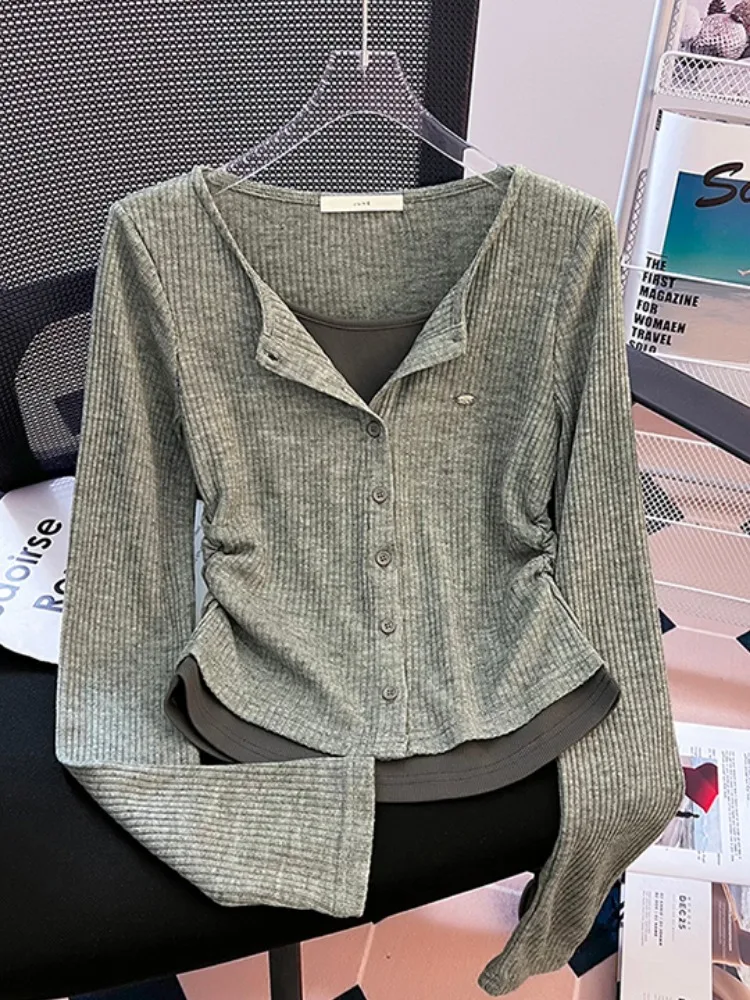 Modny damski T-shirt dwuczęściowy, imitacja, styl koreański, dopasowany krój, długi rękaw, idealny do pracy.