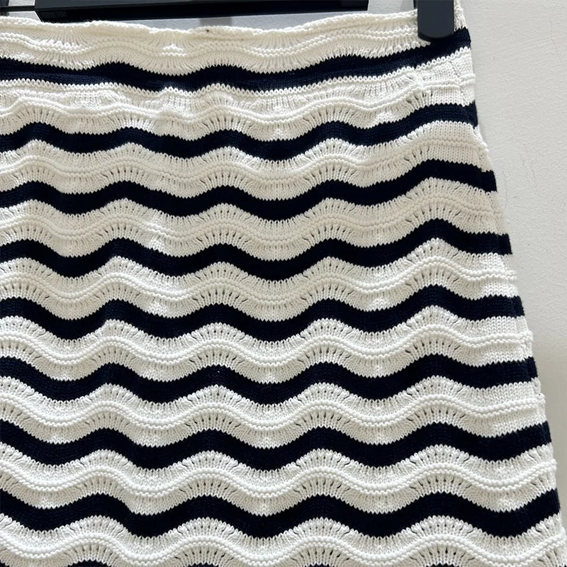Minifalda de mujer de nuevo estilo Primavera/otoño de alta calidad con rayas onduladas blancas y negras y diseño de cierre de botón lateral 251028142