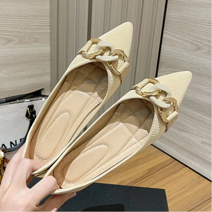 Plus Size 35-43 Women Flats Point Toe Shoes Low Heel Pumps Lady Snake Proof Leahter Shoes Slip on Female Metal Chain Decorative