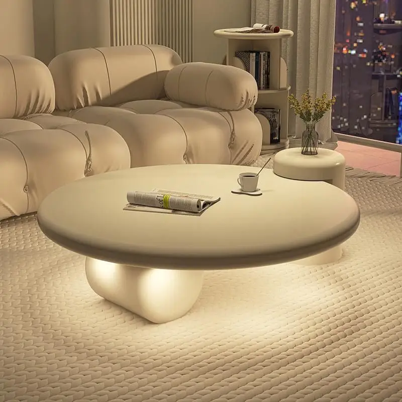 طاولة قهوة مستديرة بالرياح الكريمية، شقة صغيرة على الإنترنت، غرفة معيشة فنية راقية، تصميم منزلي فرنسي بسيط وحديث