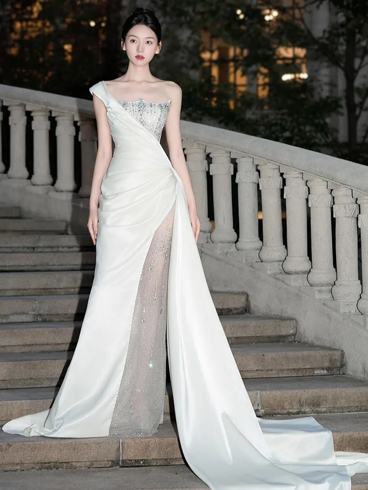 ゲストを歓迎するために巾着で外出するためのワンショルダーサテンライトラグジュアリーフィッシュテールドレス