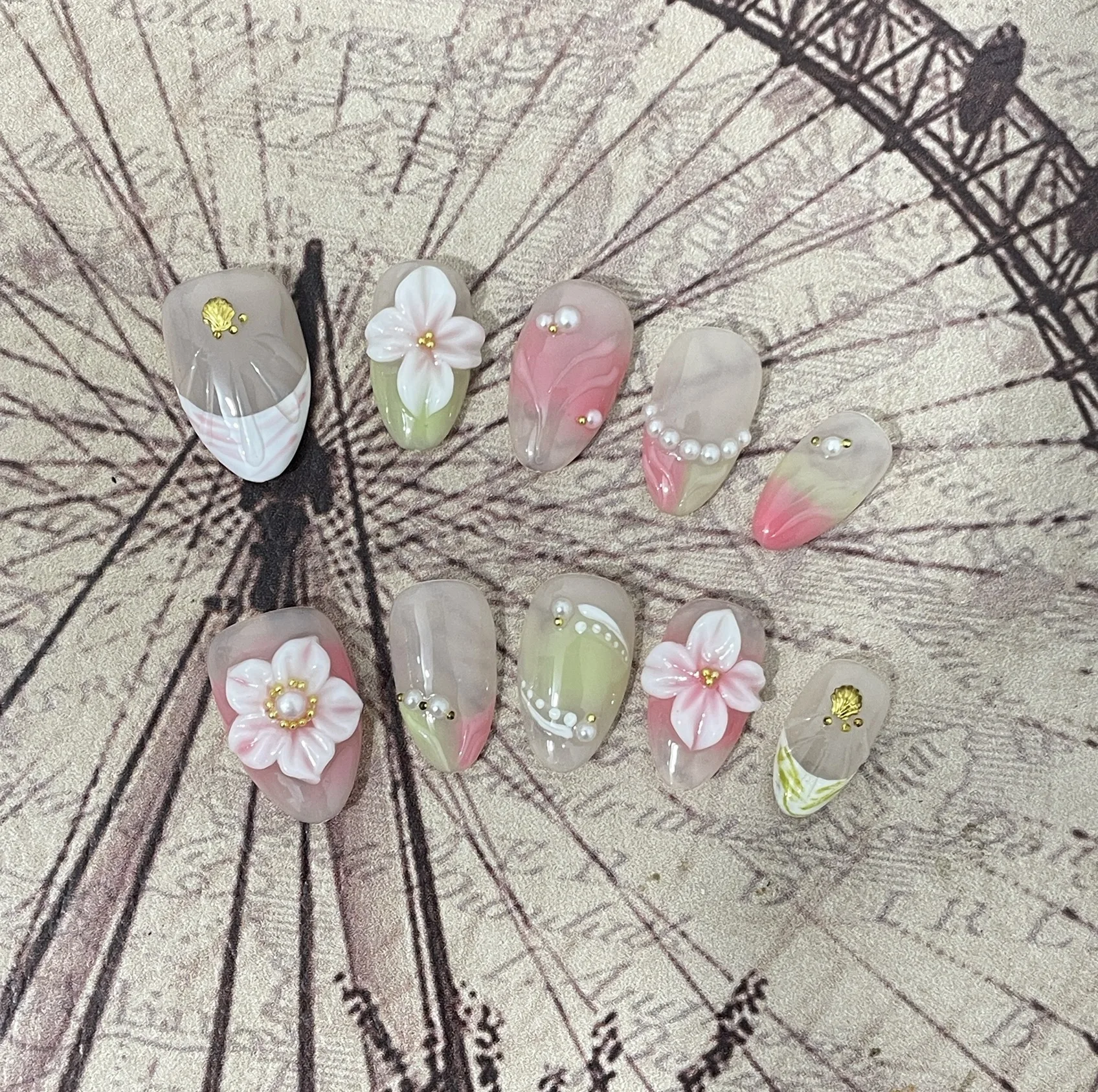 10枚入り ハンドメイド プレスオンネイル フレンチ ショートアーモンド フェイクネイル 取り外し可能 着用可能 スイート クール つけ爪 3D彫刻花びら付き