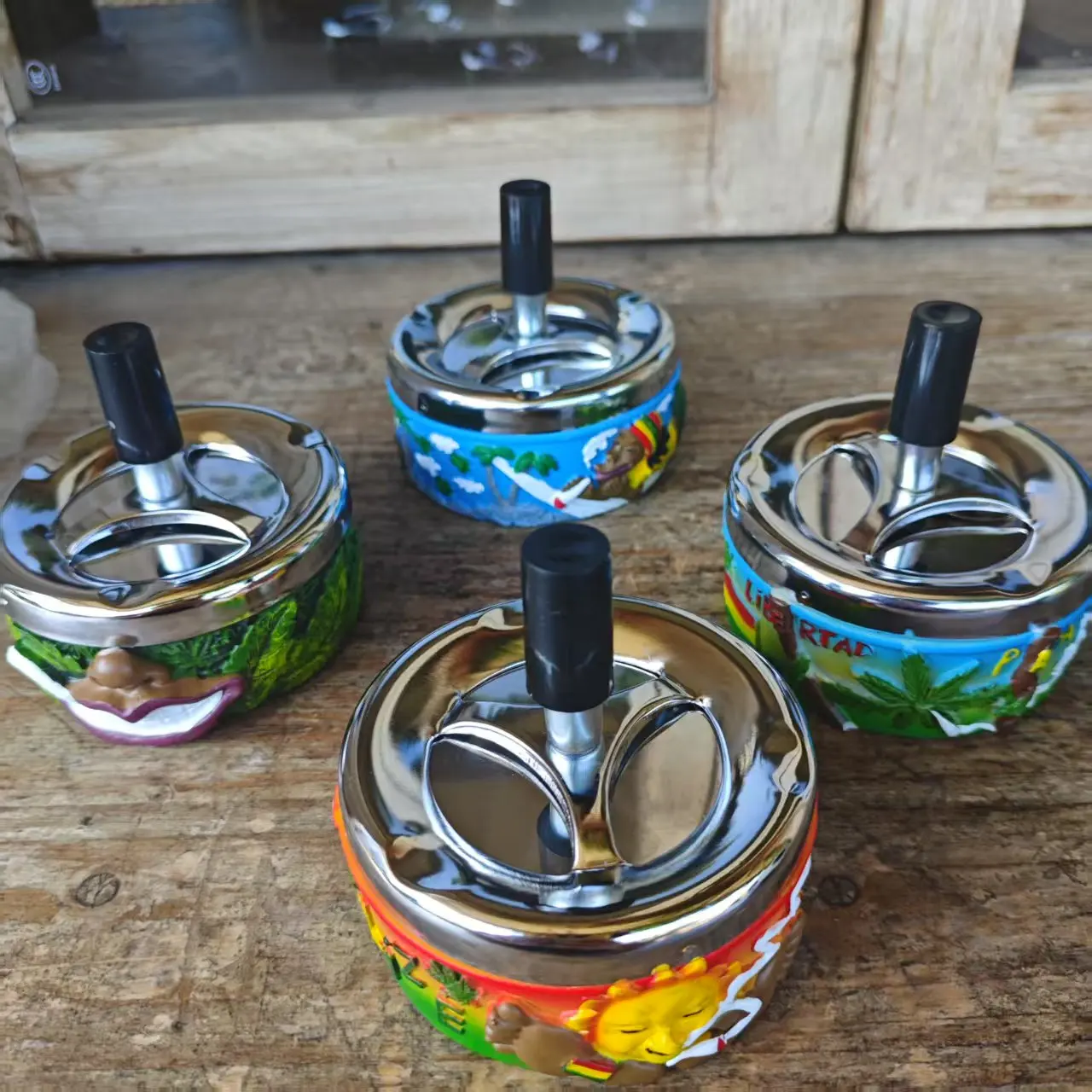 

1Pc Whimsical painted style resin material anti-flying dust rotating ashtray with lid, suitable for indoor and outdoor use