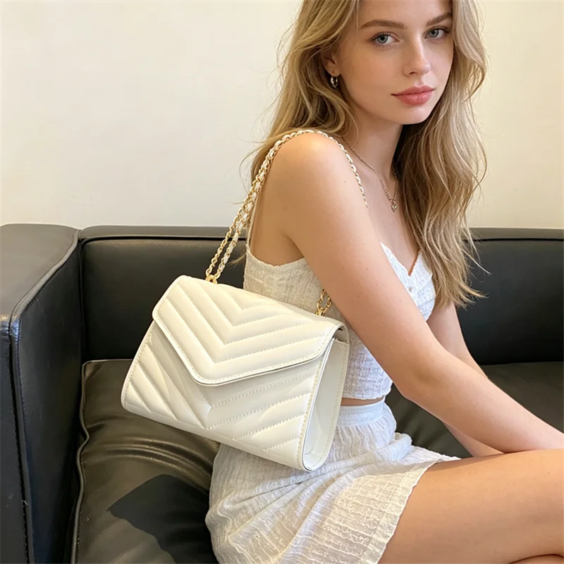 Chain Crossbody Quilted - กระเป๋าสะพายข้างผู้หญิงสีขาวดำลายตารางควิลท์พร้อมสายโซ่ ดีไซน์หรูหรา ขนาดเล็ก ทรงซองจดหมาย เหมาะสำหรับใช้ในชีวิตประจำวันและงานกลางคืน