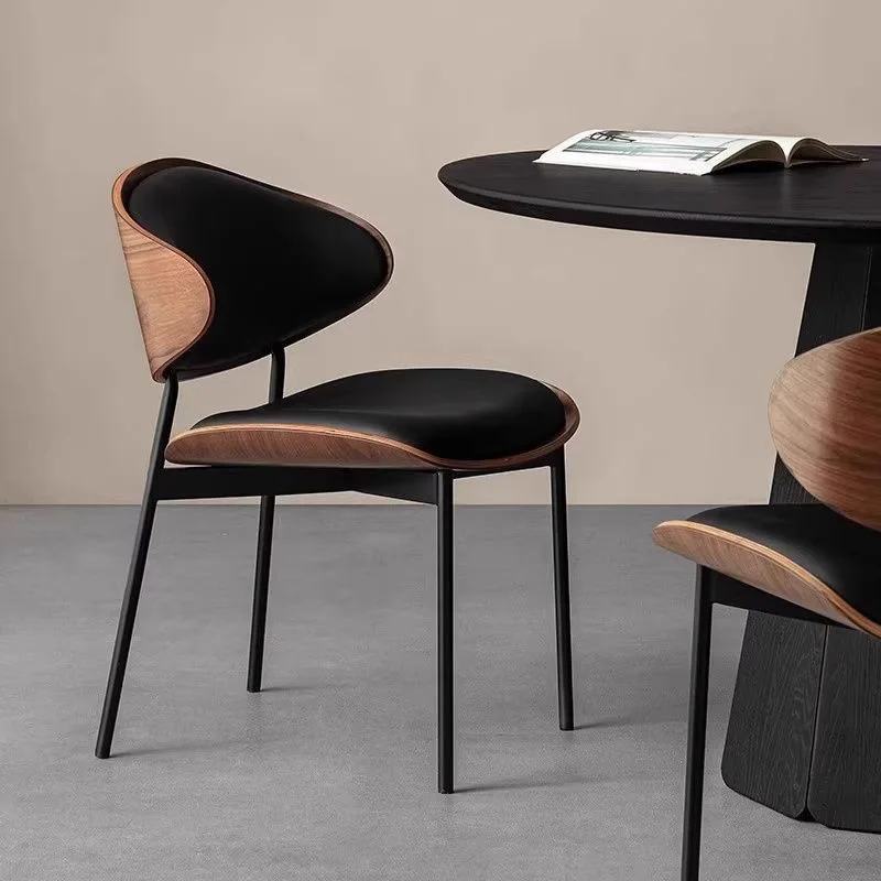كراسي تناول الطعام الجلدية الراقية طاولة عشاء من الخشب الصلب مجموعة أثاث المطاعم المنزلية مقعد مريح كراسي غرفة الطعام المتينة