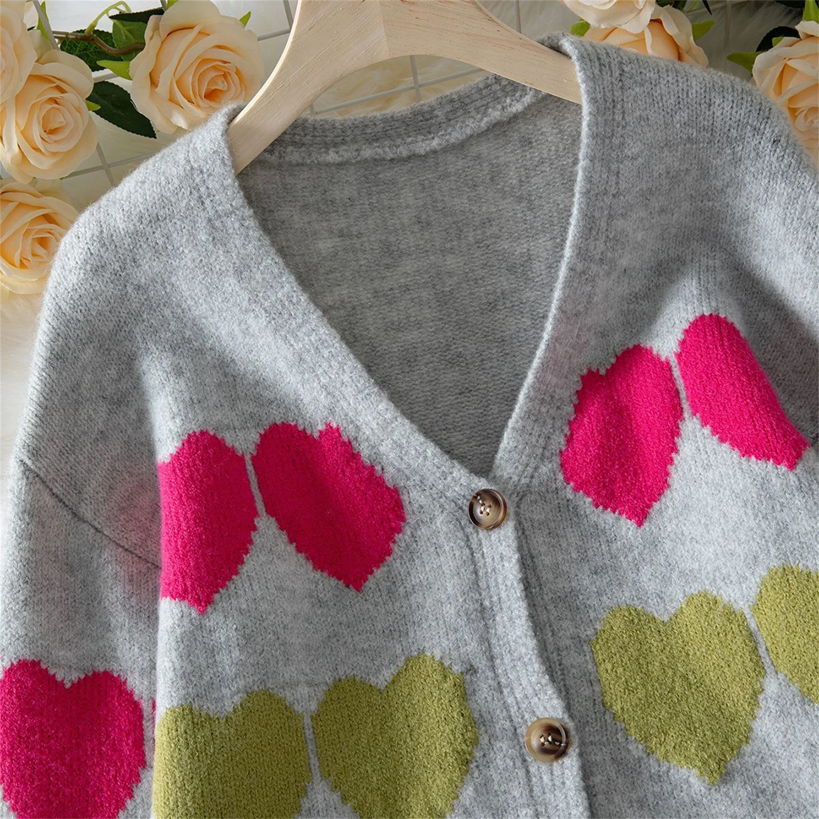 เสื้อคาร์ดิแกนถักติดกระดุมสำหรับผู้หญิง เสื้อแจ็คเก็ตสเวตเตอร์ทรงหลวมคอวีแขนยาวพิมพ์ลายหัวใจสำหรับฤดูใบไม้ผลิ ฤดูใบไม้ร่วง