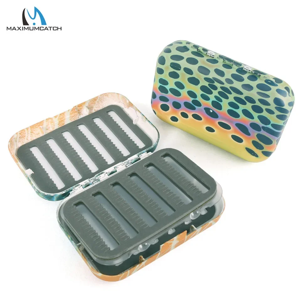 

Пластиковая коробка для ловли нахлыстом с рисунком кожи форели Maximumcatch 127x91x35 мм с поворотным листом и прорезями из пенопласта, коробка для хранения приманок, коробка для снастей для мух